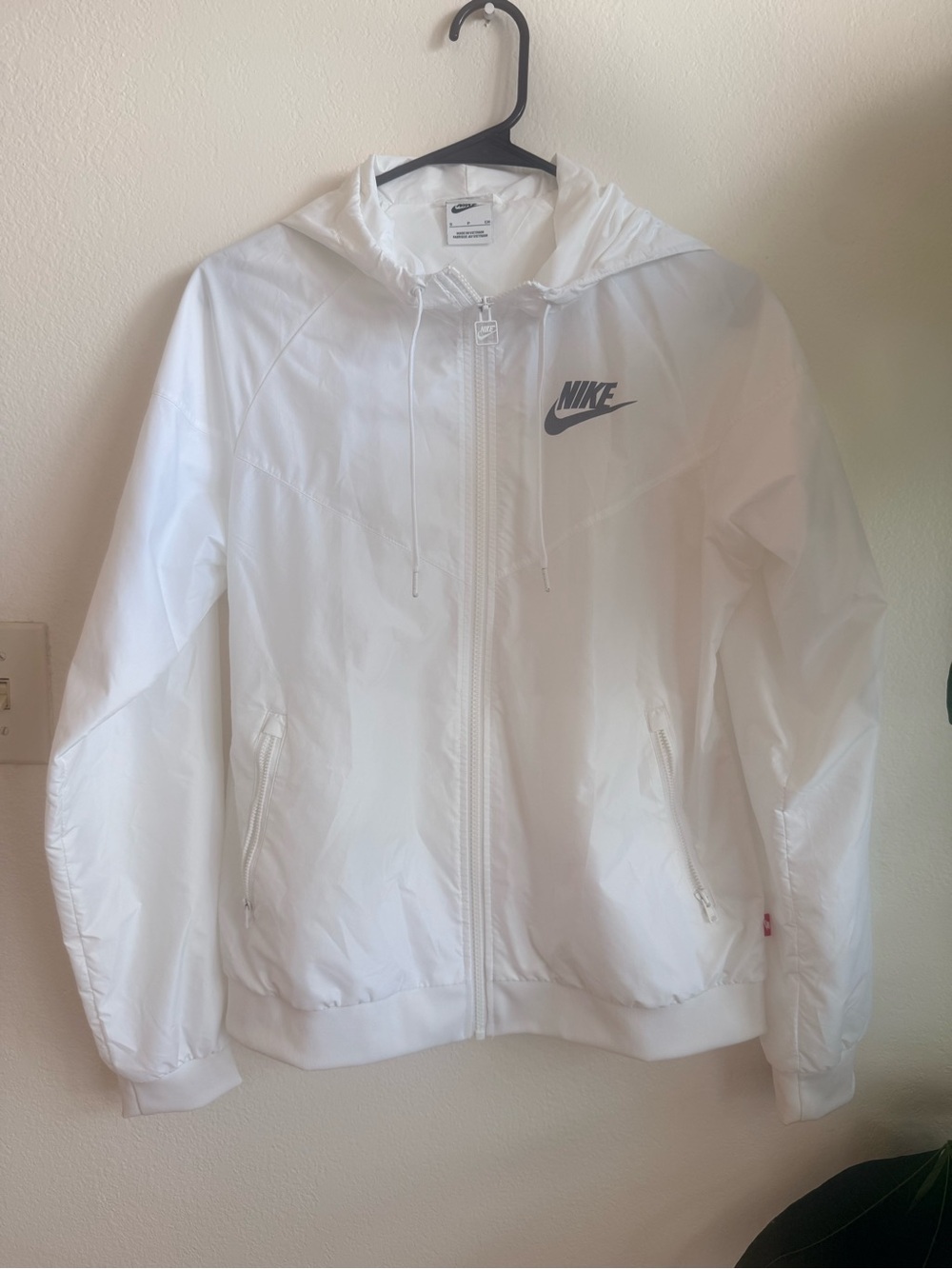 Nike Sportswear Windrunner Jacket – Women’s Small – White
